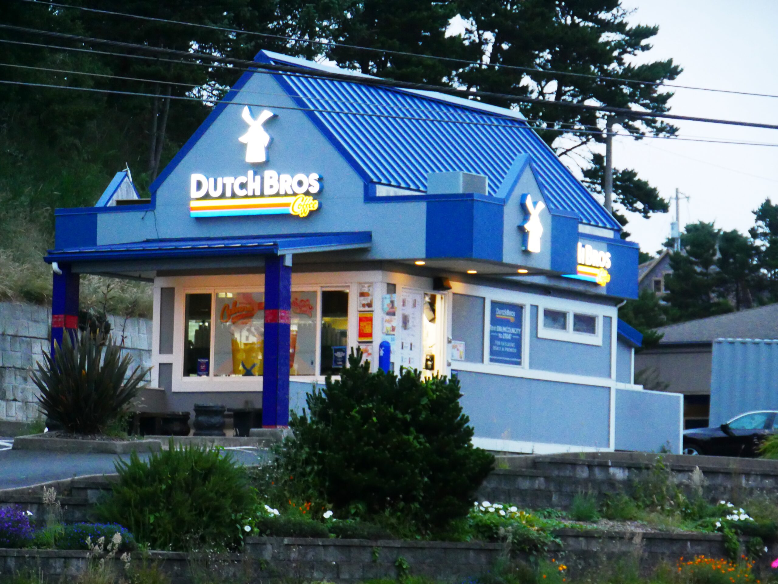 Dutch-bros-coffee-stand - What's Vegetarian? a Dutch Bros Coffee Stand Where You Can Order Vegetarian Drinks