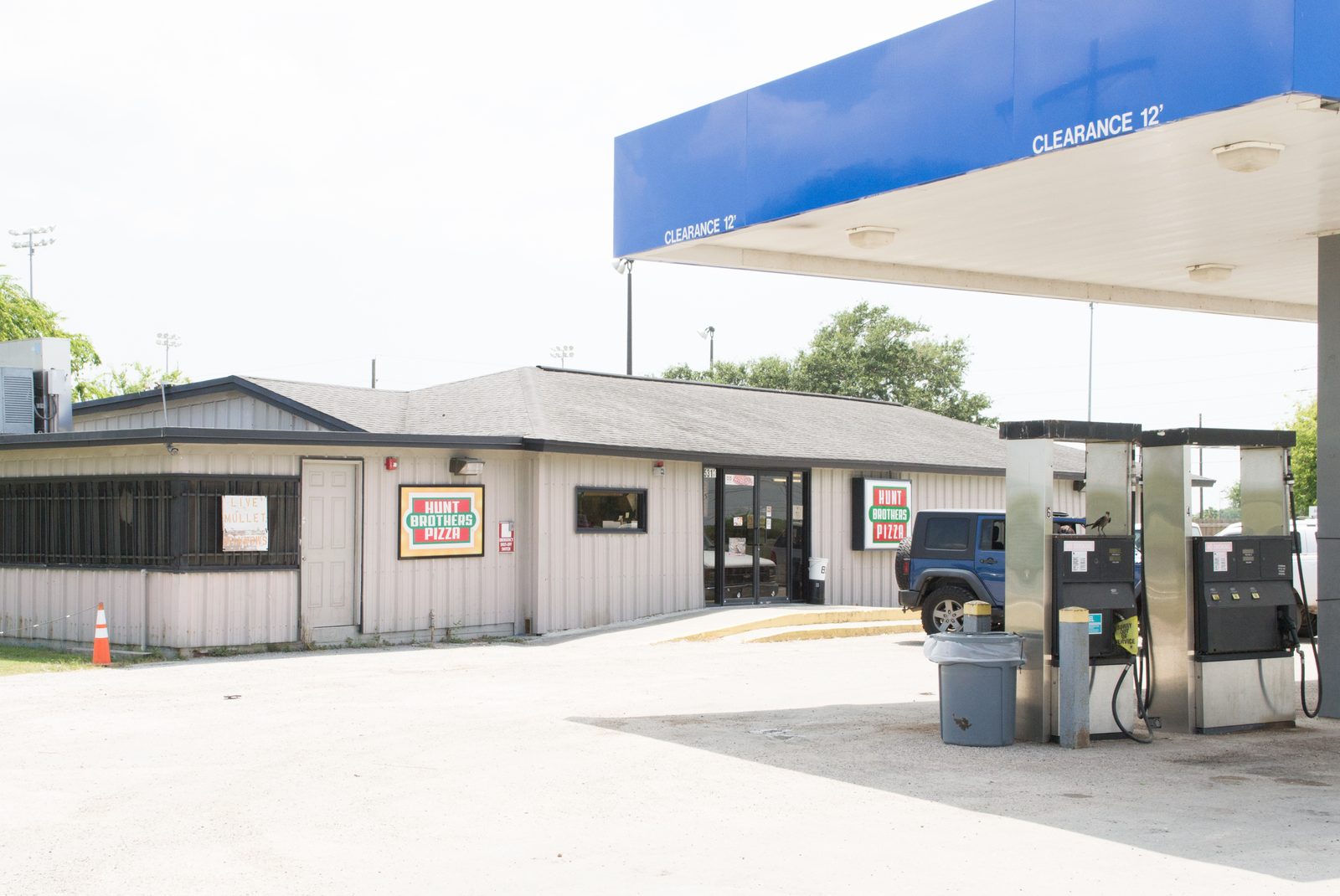 Hunt Brothers Pizza Counter - What's Vegetarian? Hunt Brothers Pizza Counter with Fresh Vegetarian Options Inside a Texas Convenience Store