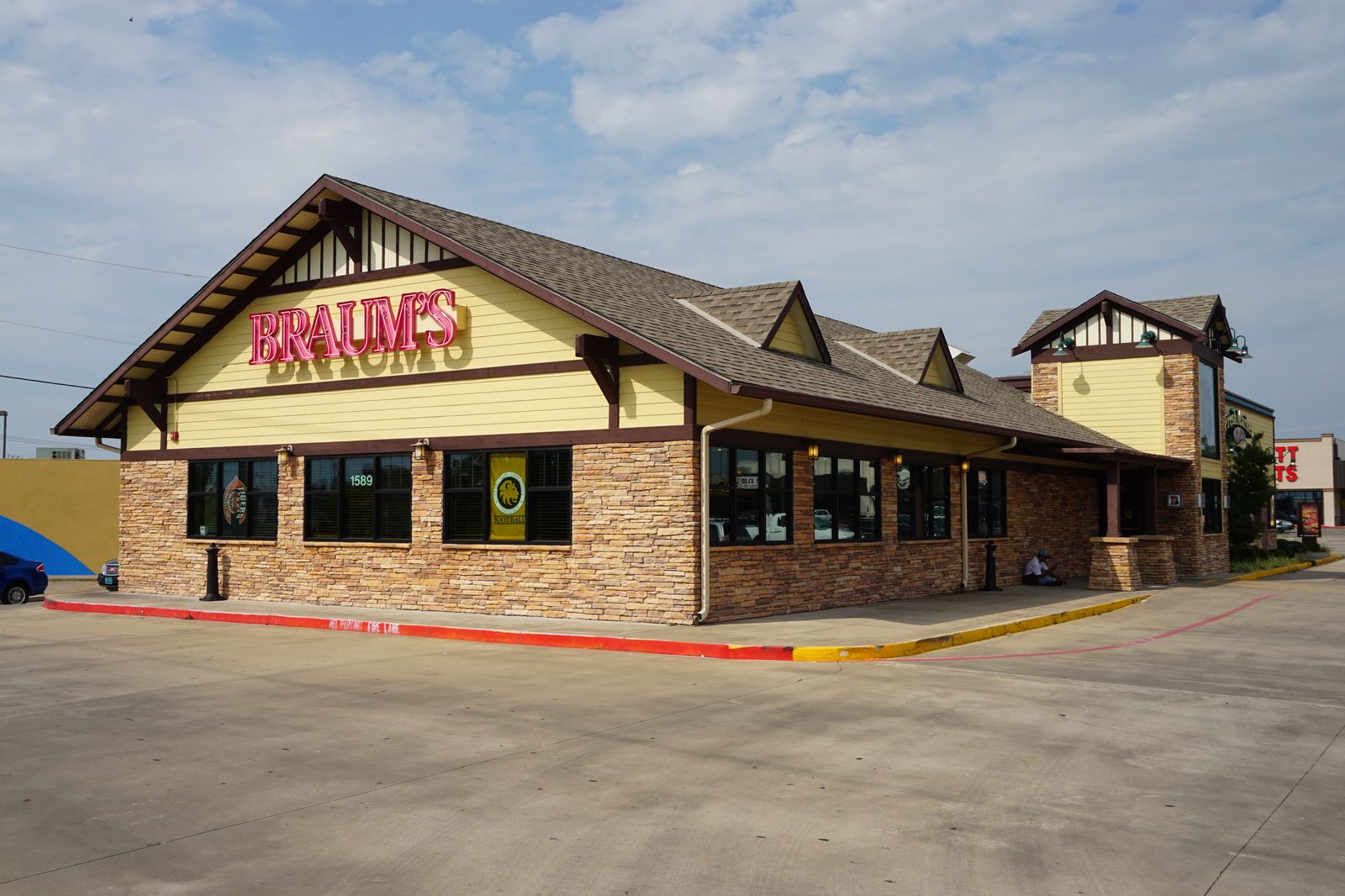 A Braum's Ice Cream and Dairy Store location with its red and white sign