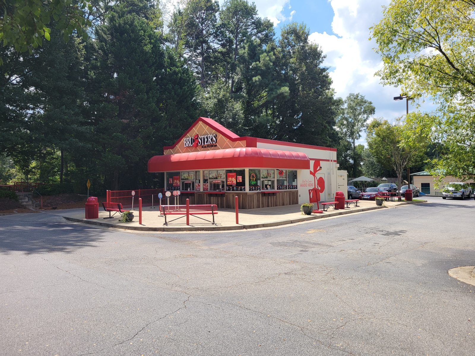 Bruster's Real Ice Cream storefront, an example of a shop with Bruster's vegetarian options on the menu