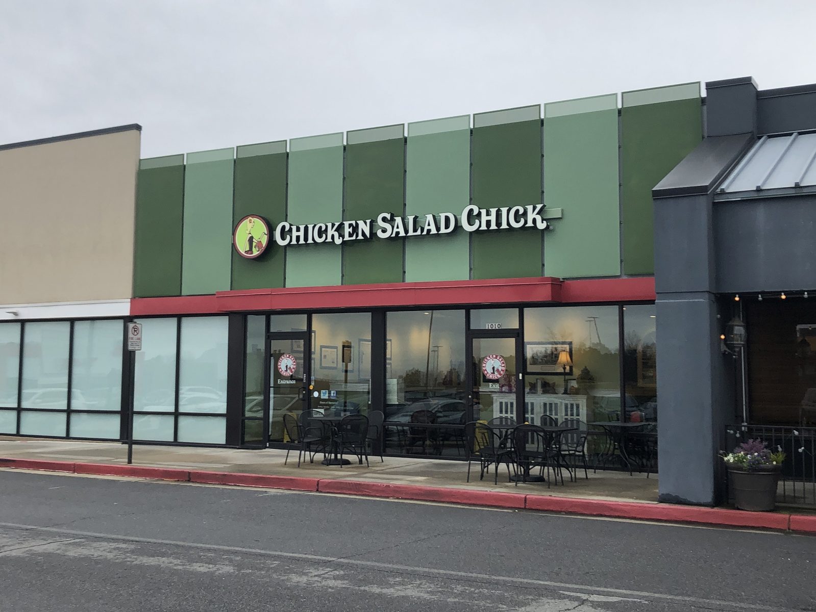 Chicken Salad Chick vegetarian options: restaurant storefront in Kennesaw, Georgia