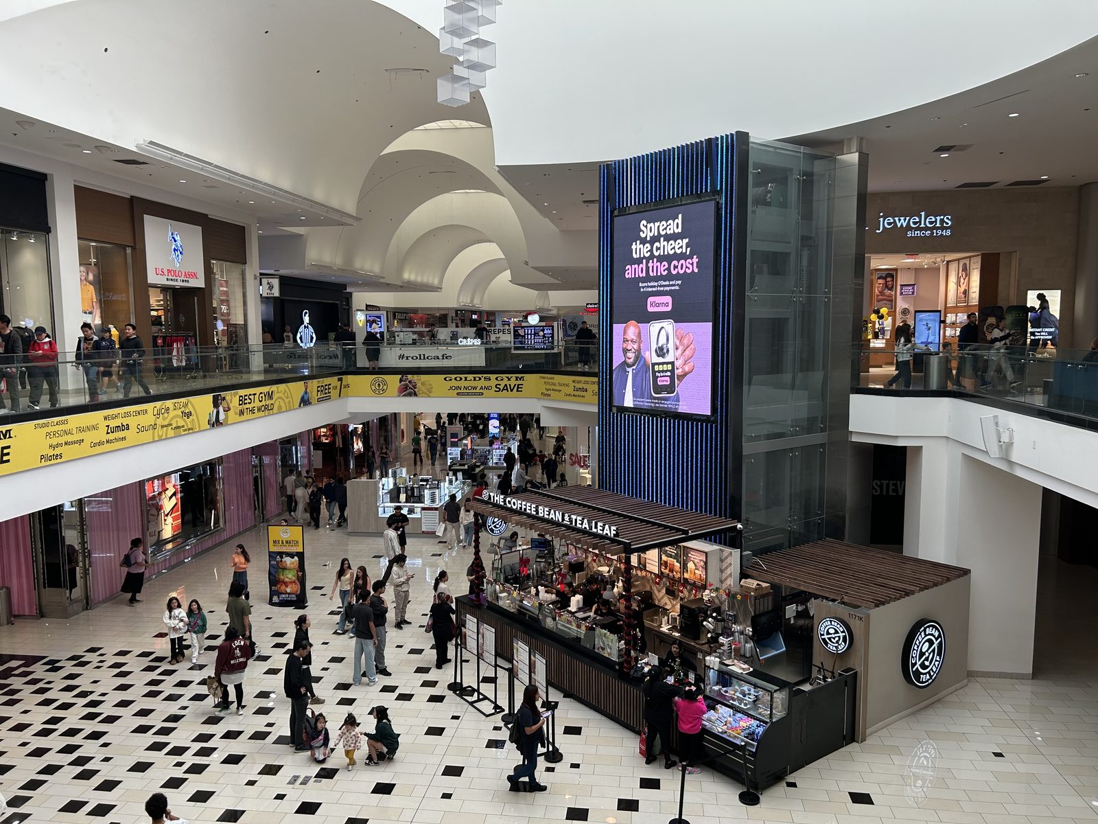 Coffee Bean and Tea Leaf vegetarian options storefront at Glendale Galleria in Glendale, California