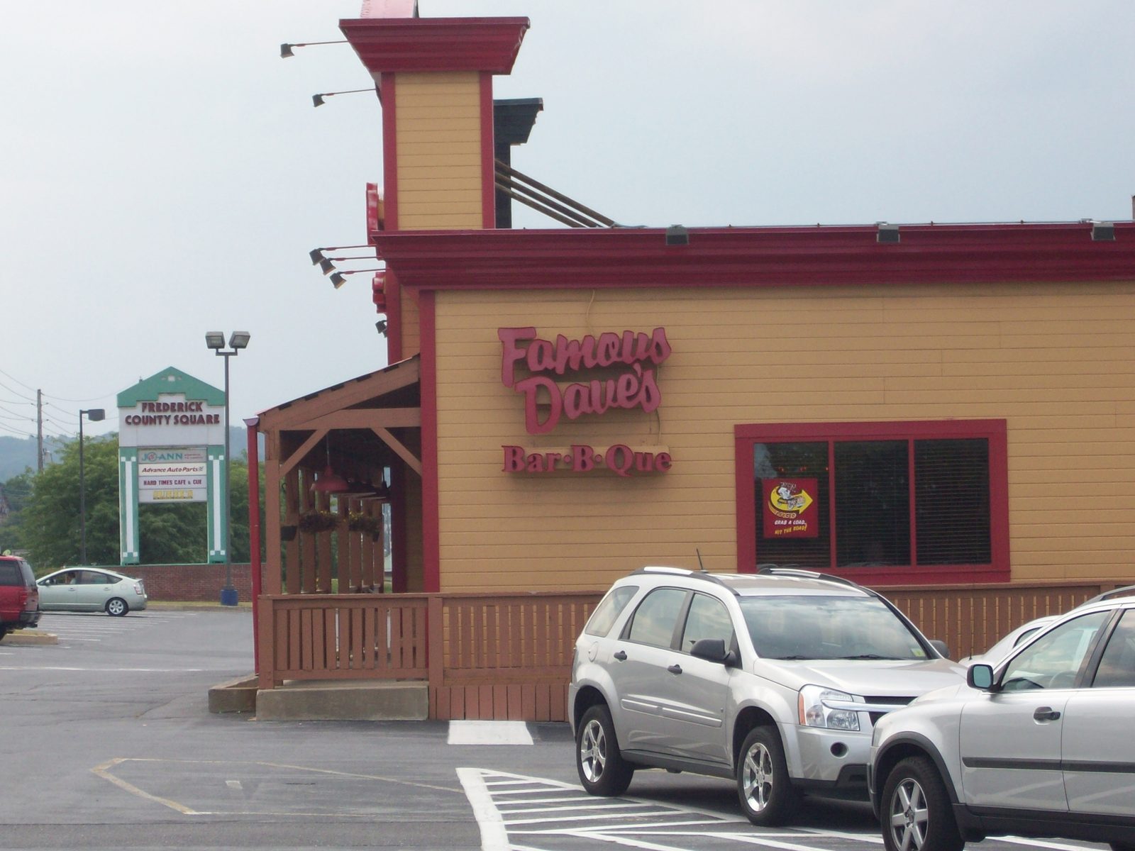 Famous Dave's vegetarian options guide - restaurant exterior
