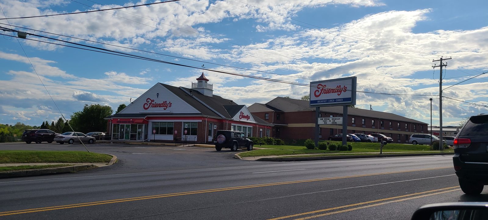 Friendly's restaurant storefront, an example of the chain where diners can ask about Friendly's vegetarian options