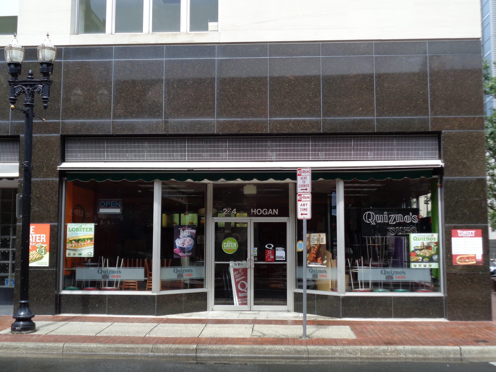 Quiznos restaurant storefront exterior
