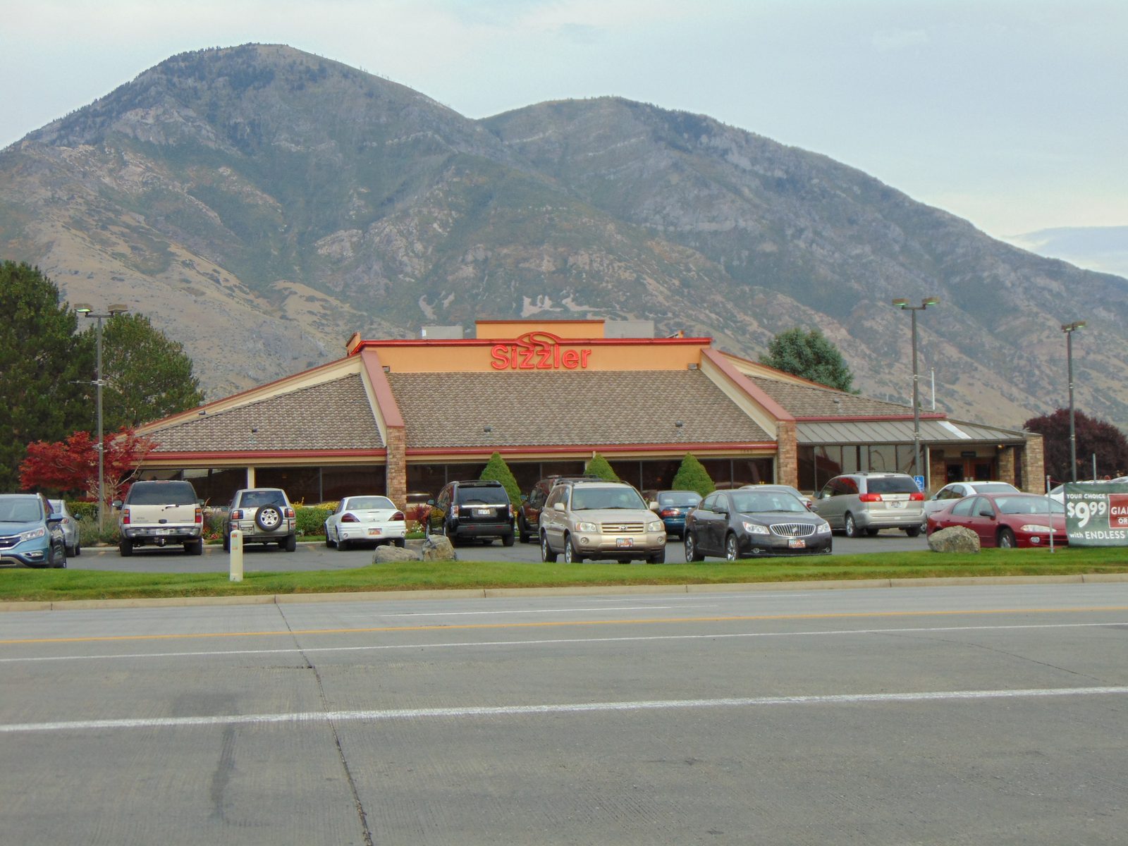 Exterior of a Sizzler restaurant, the steakhouse chain with sizzler vegetarian options like the unlimited salad bar