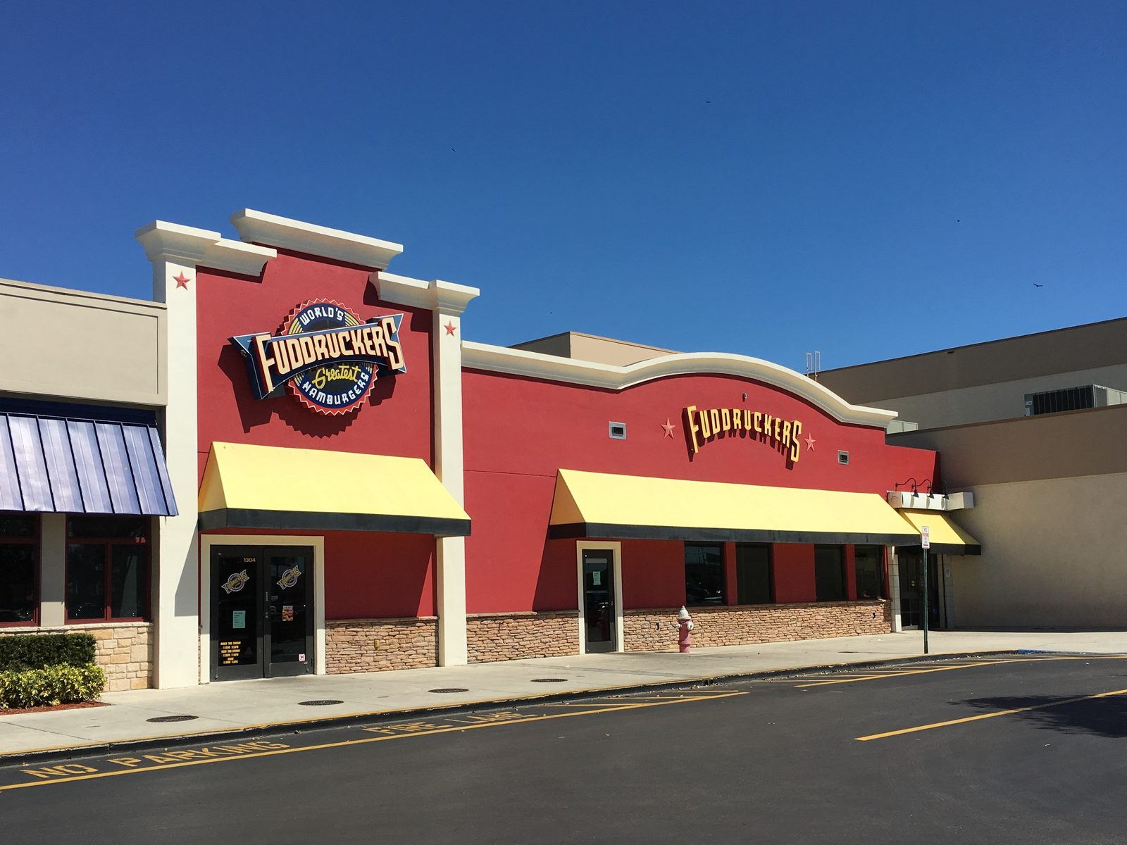 Fuddruckers restaurant exterior storefront