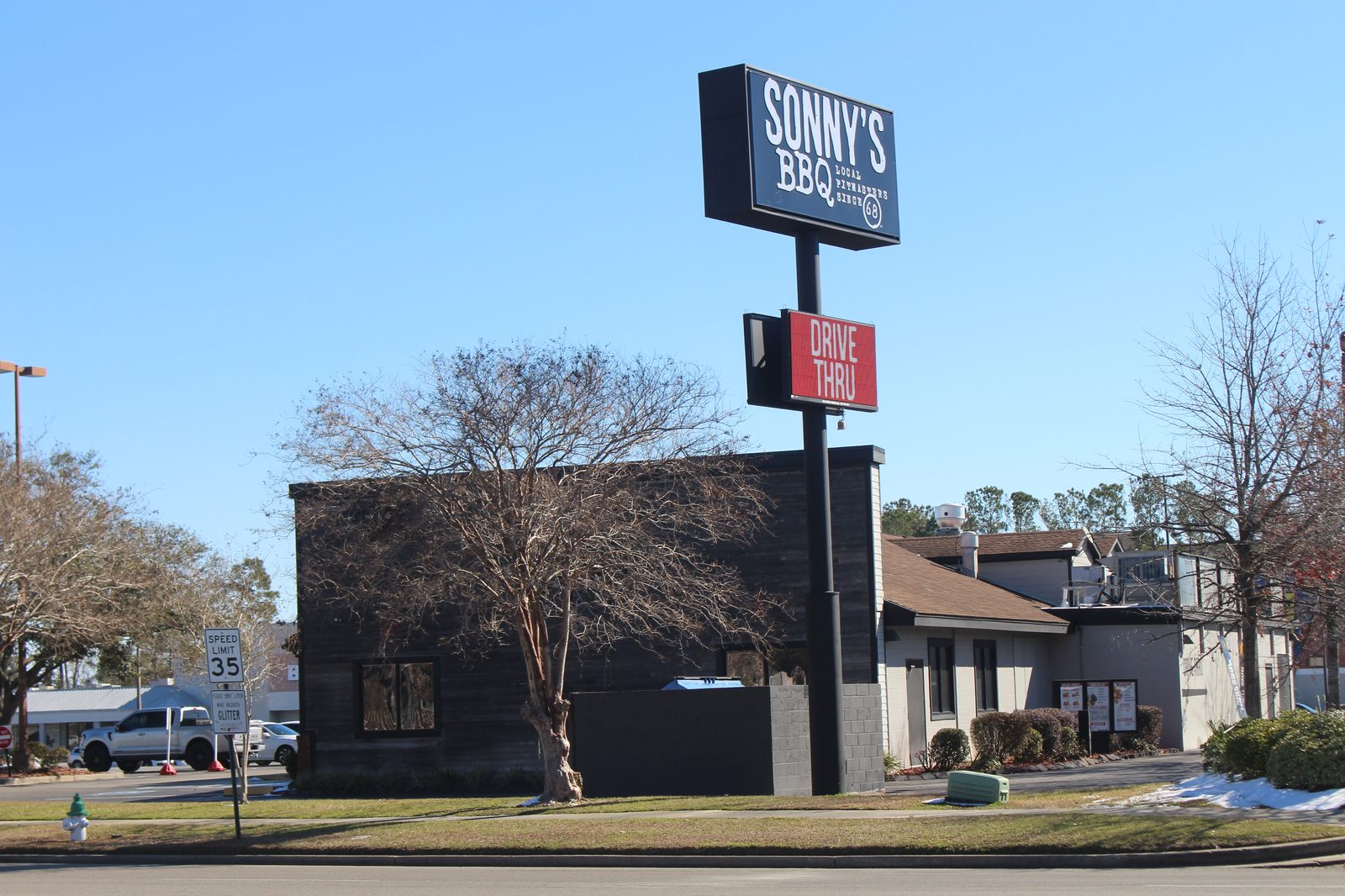 Sonny’s BBQ restaurant exterior, where diners can find Sonny’s BBQ vegetarian options on the sides menu
