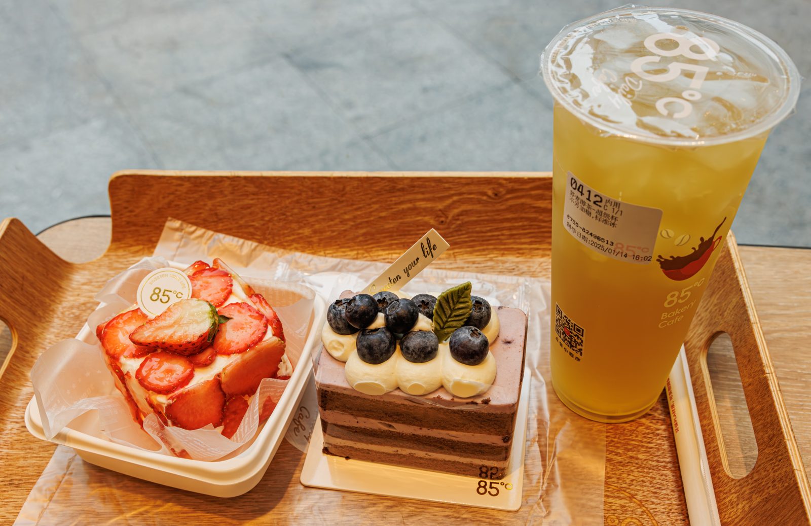 Cake slices and an iced tea, part of the 85C Bakery Cafe vegetarian options lineup