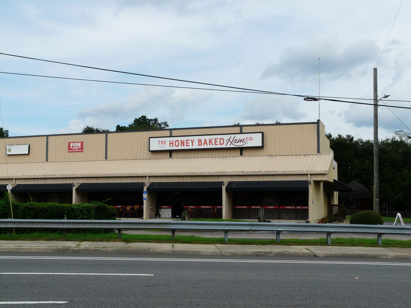 HoneyBaked Ham storefront, home of Honey Baked Ham vegetarian options
